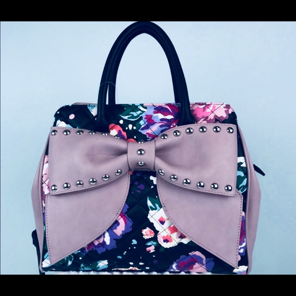 Am looking for this handbag by betsey Johnson
